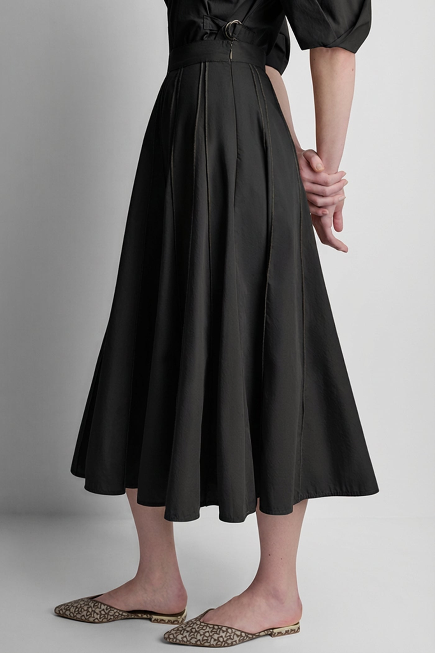 SEAMED PLEATED MIDI SKIRT