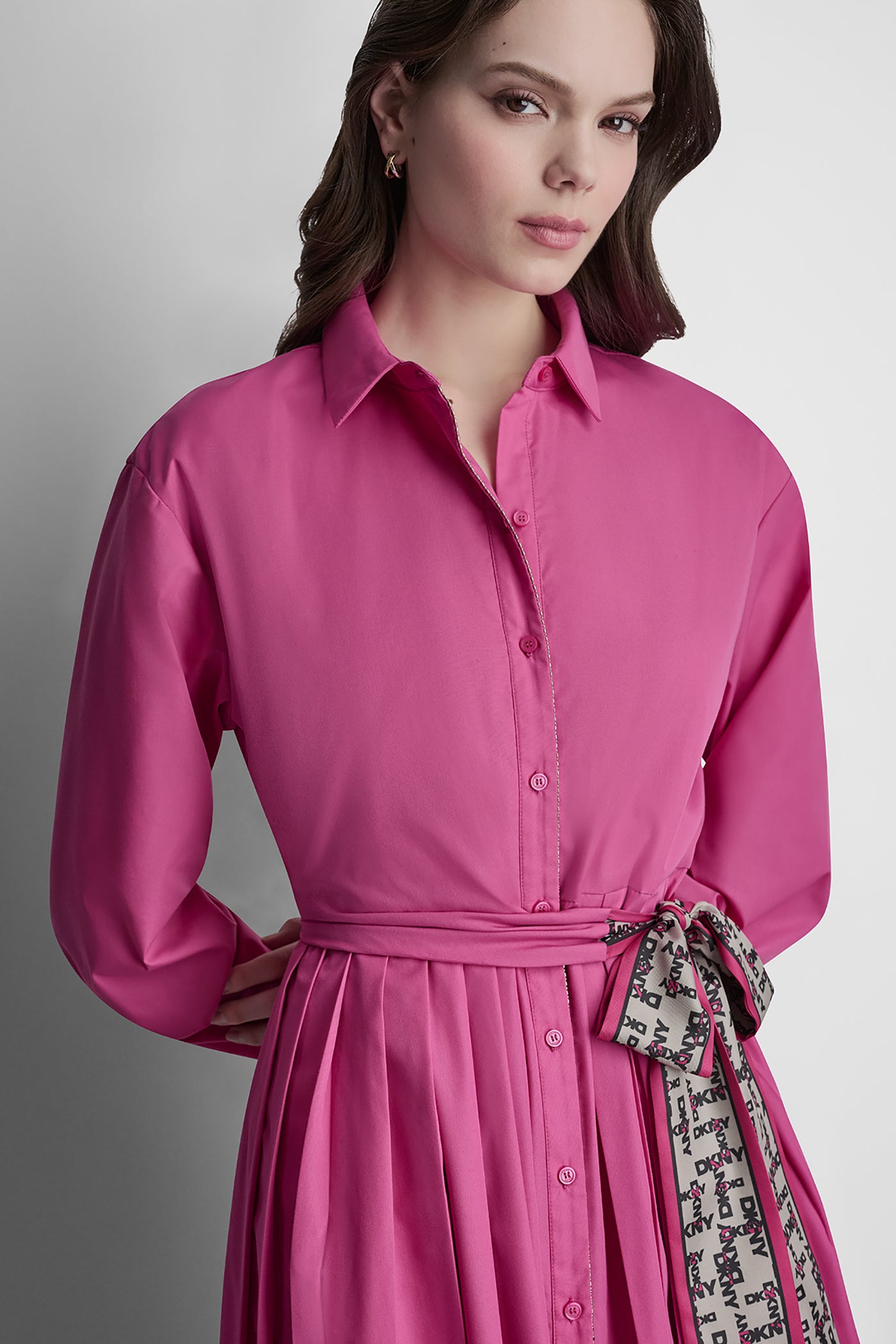 فستان بأكمام طويلة وتصميم ملتف