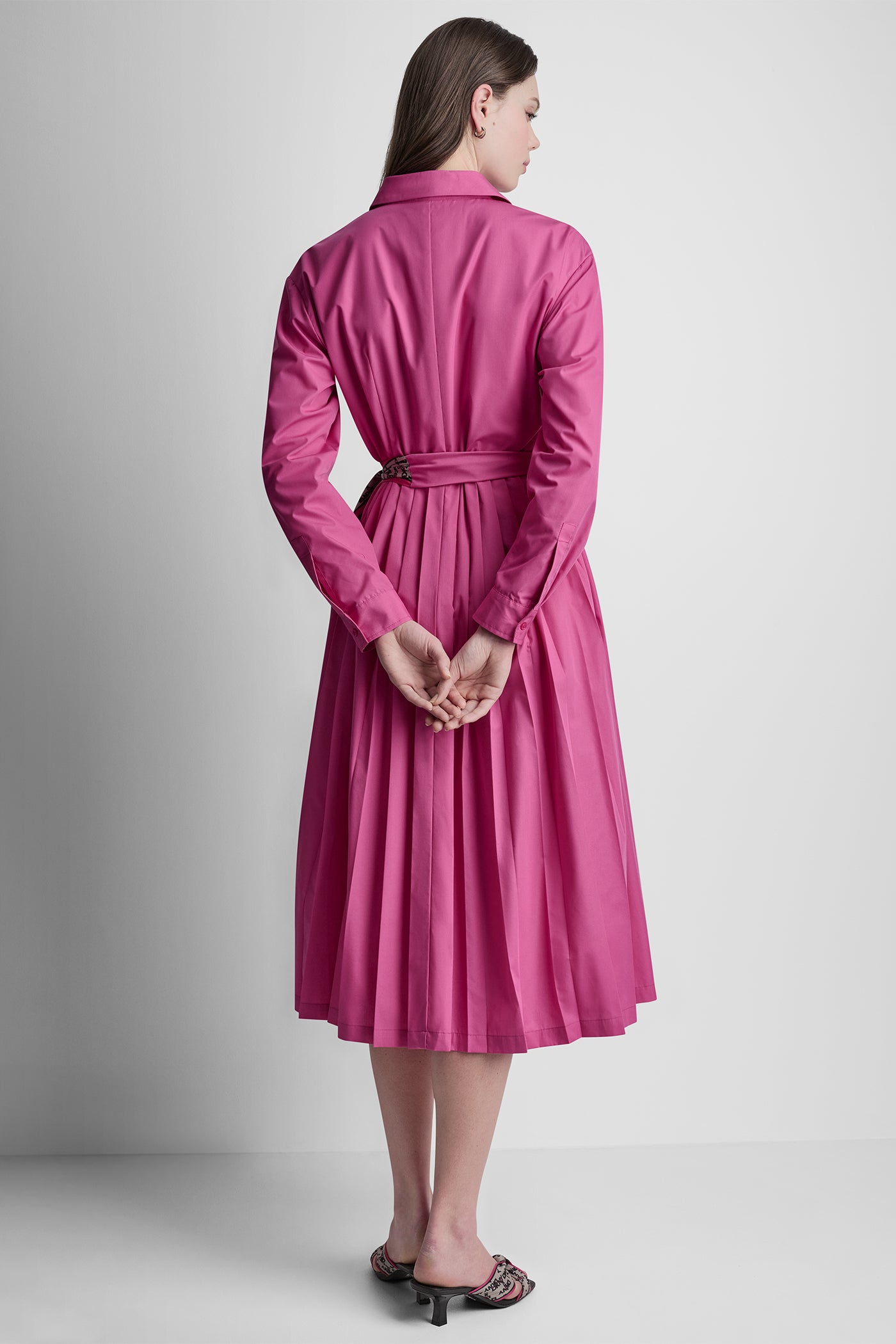 فستان بأكمام طويلة وتصميم ملتف