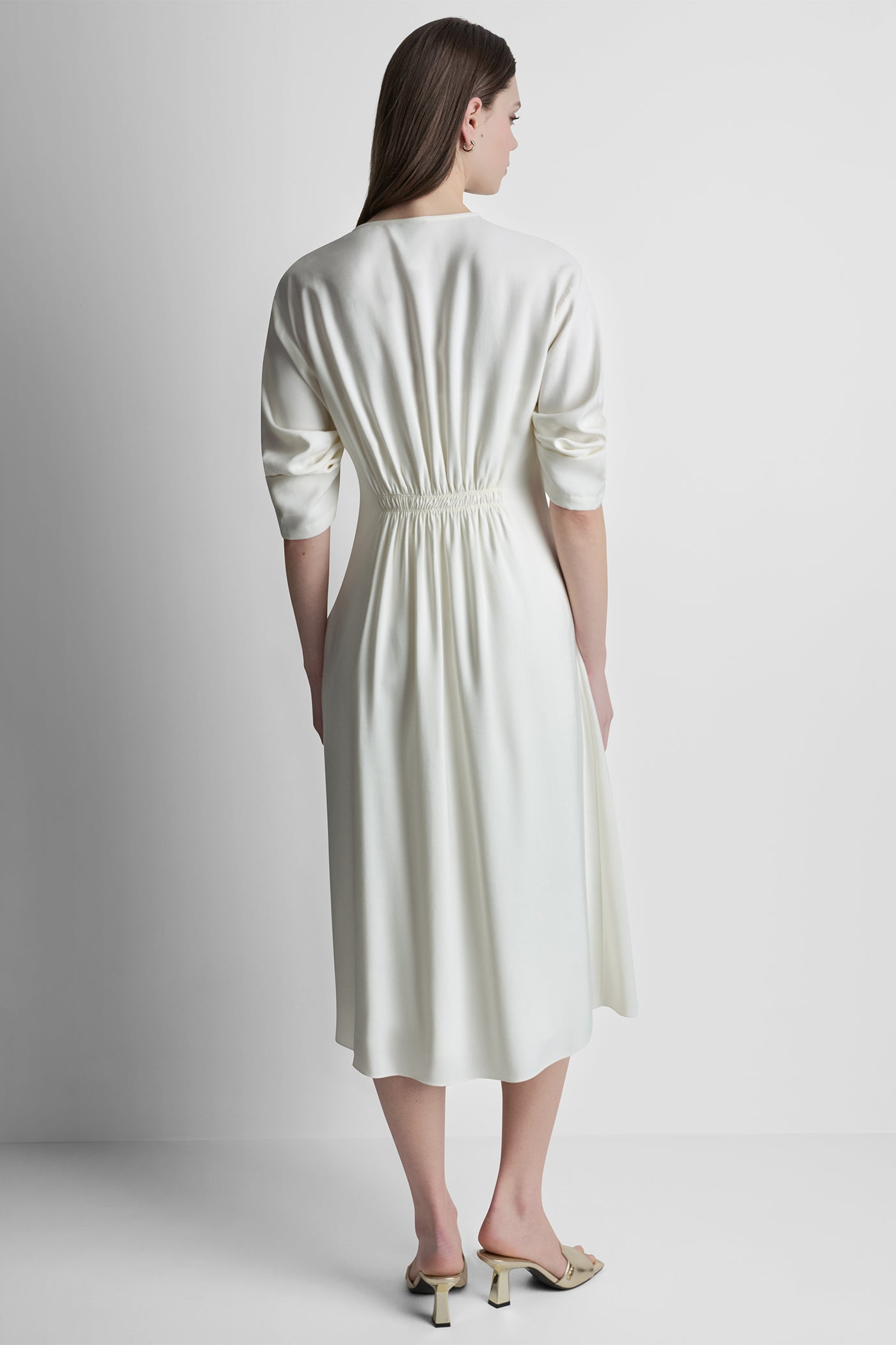 فستان XLV بأكمام مكشكشة بطول 3/4 بفتحة رقبة V