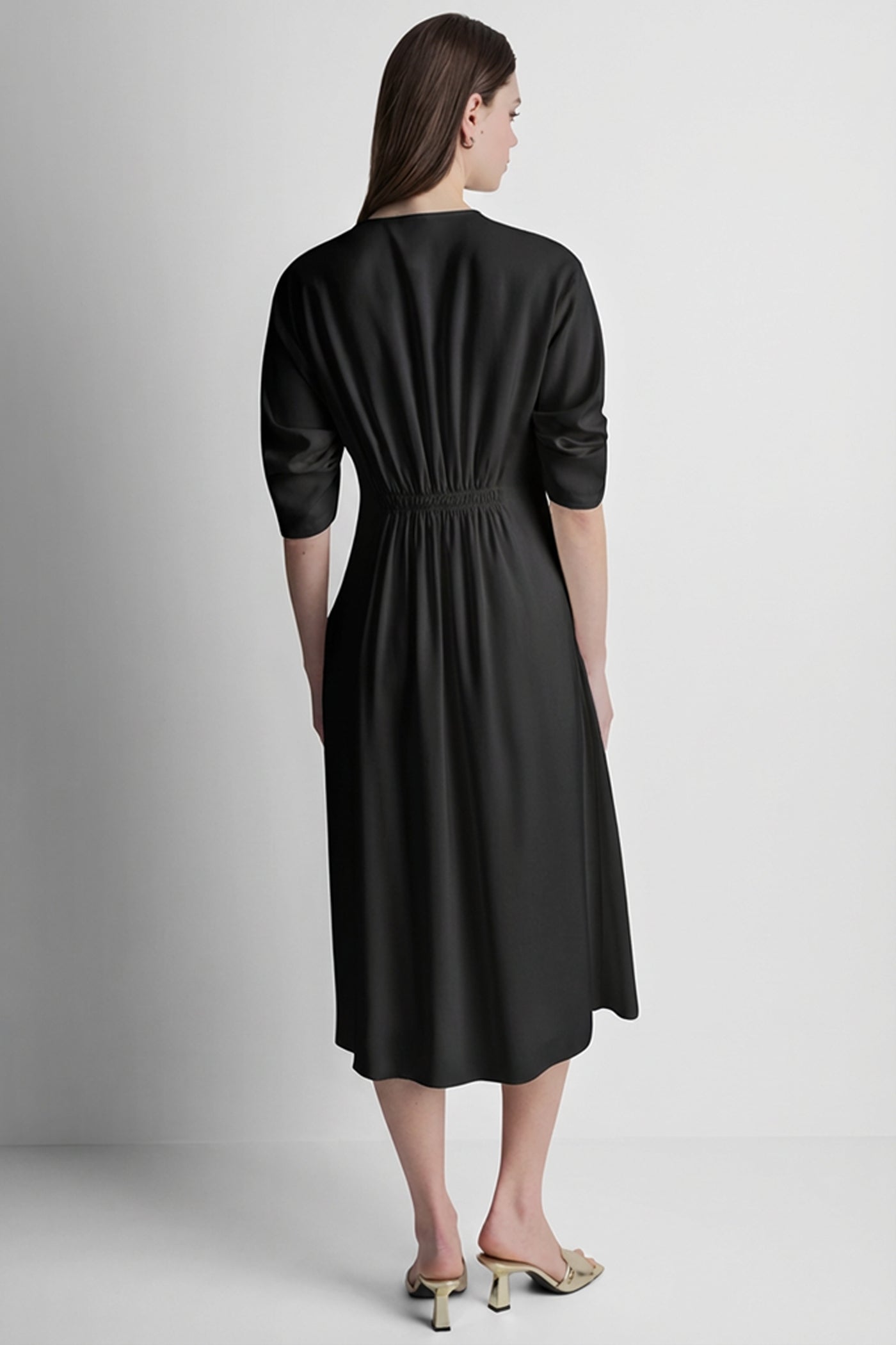 فستان XLV بأكمام مكشكشة بطول 3/4 بفتحة رقبة V