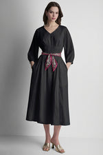 قميص بأكمام طويلة وكسرات أمامية