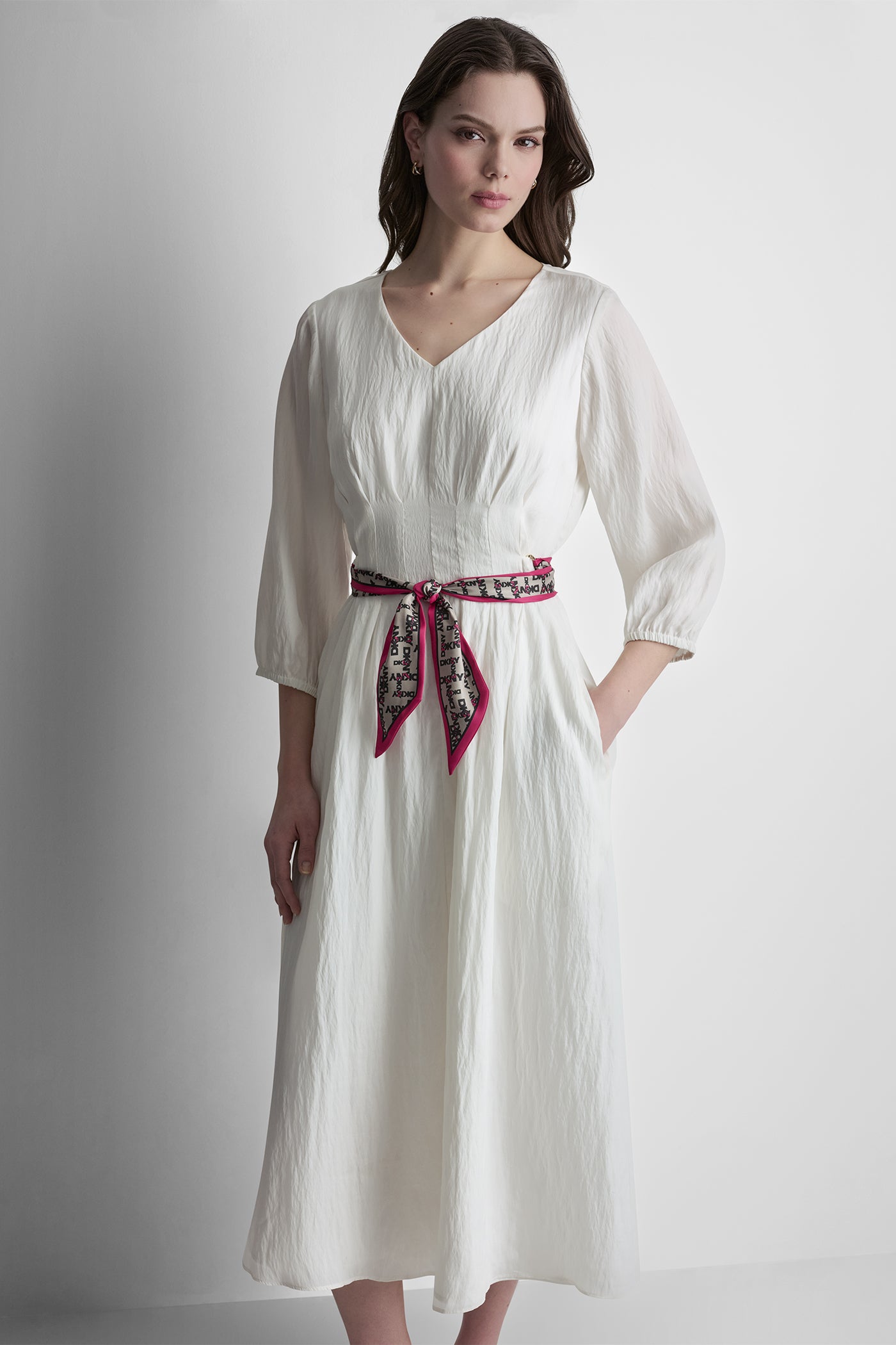 قميص بأكمام طويلة وكسرات أمامية