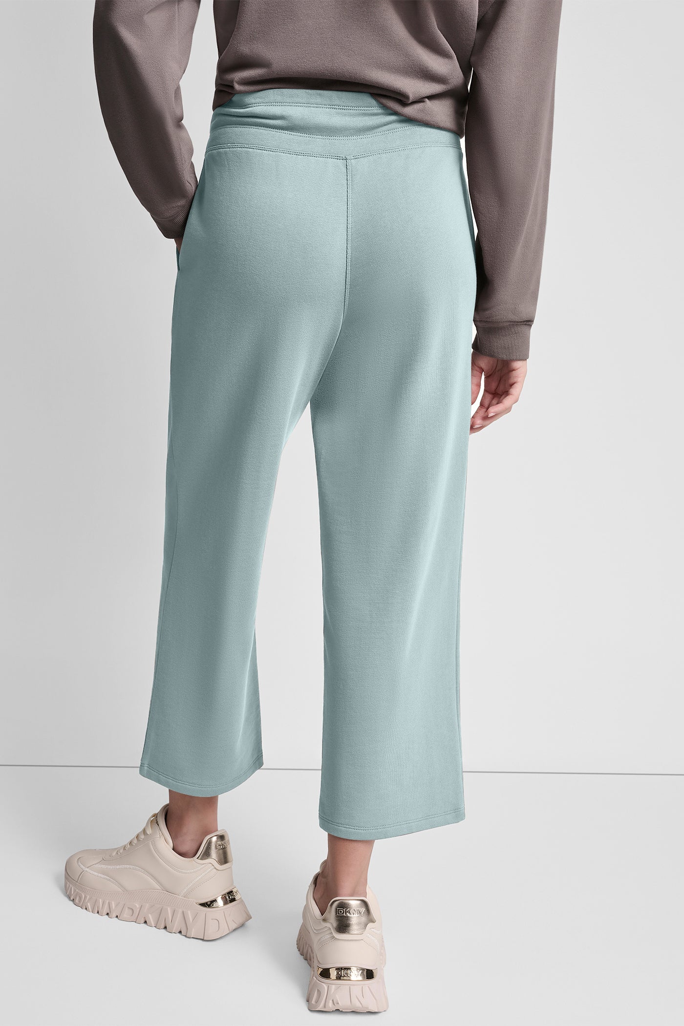 بنطال بخصر مرتفع بشعار بارز بلمسة معدنية