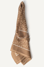 وشاح مربع بشعار عريض واضح