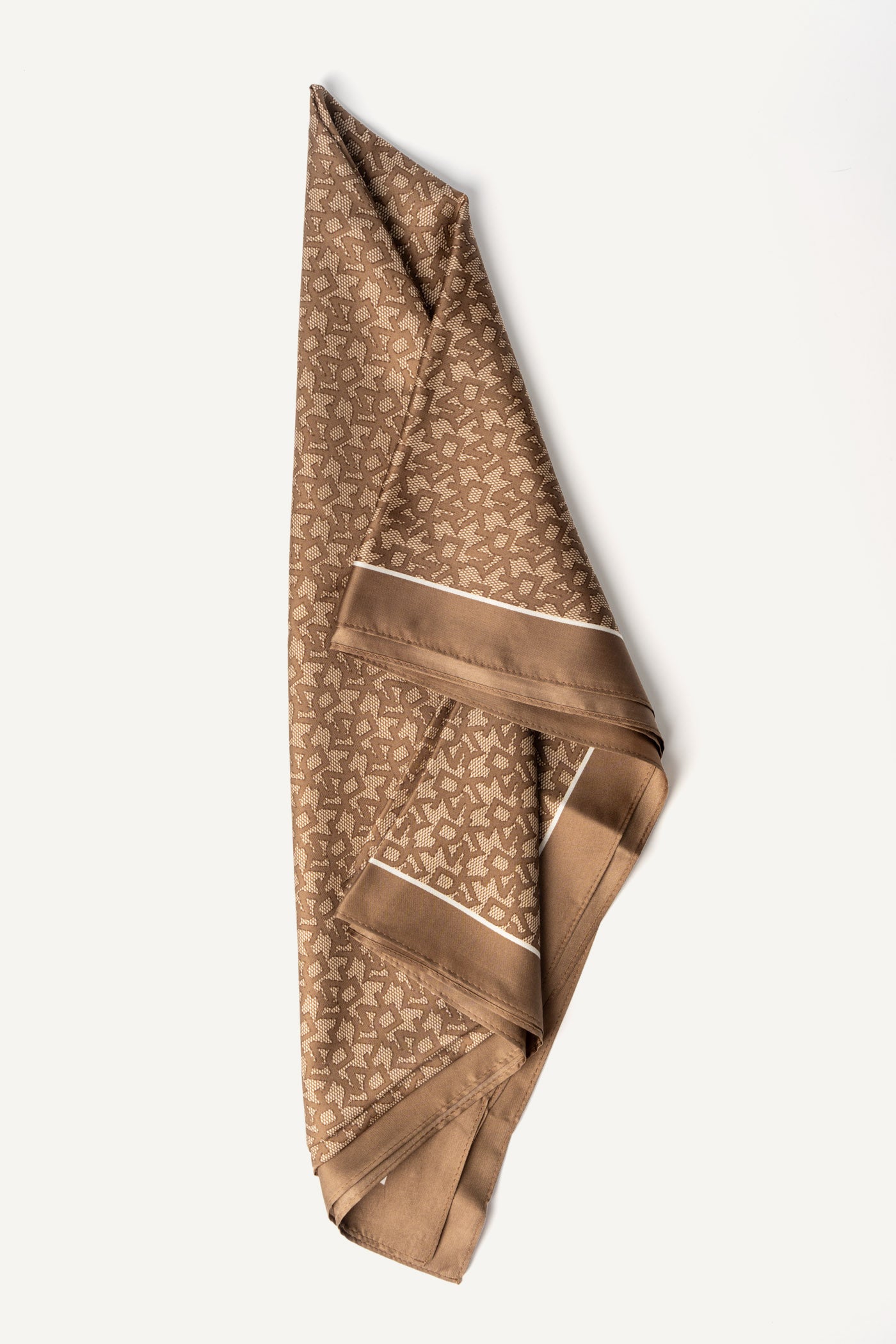 وشاح مربع بشعار عريض واضح