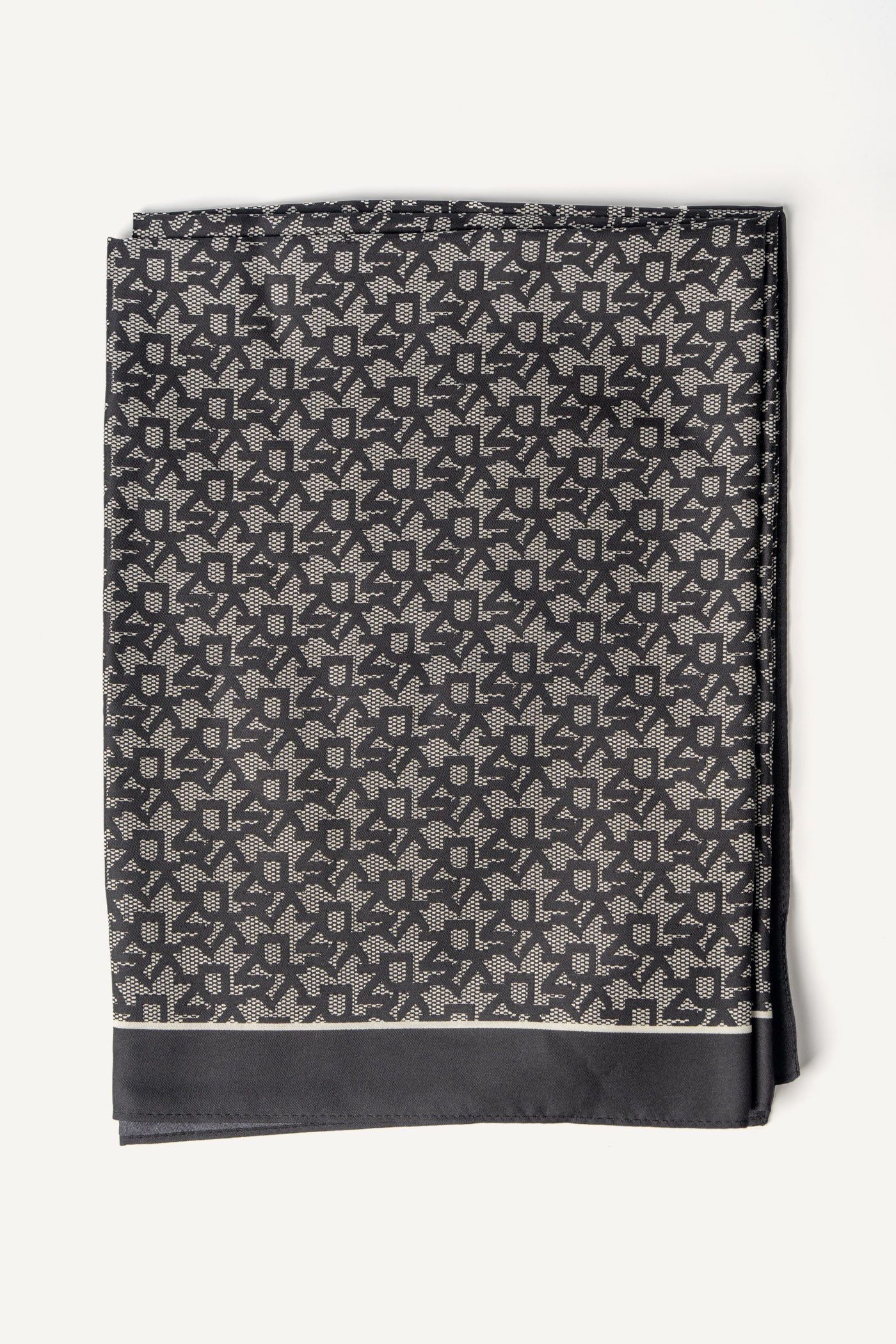 وشاح مربع بشعار عريض واضح