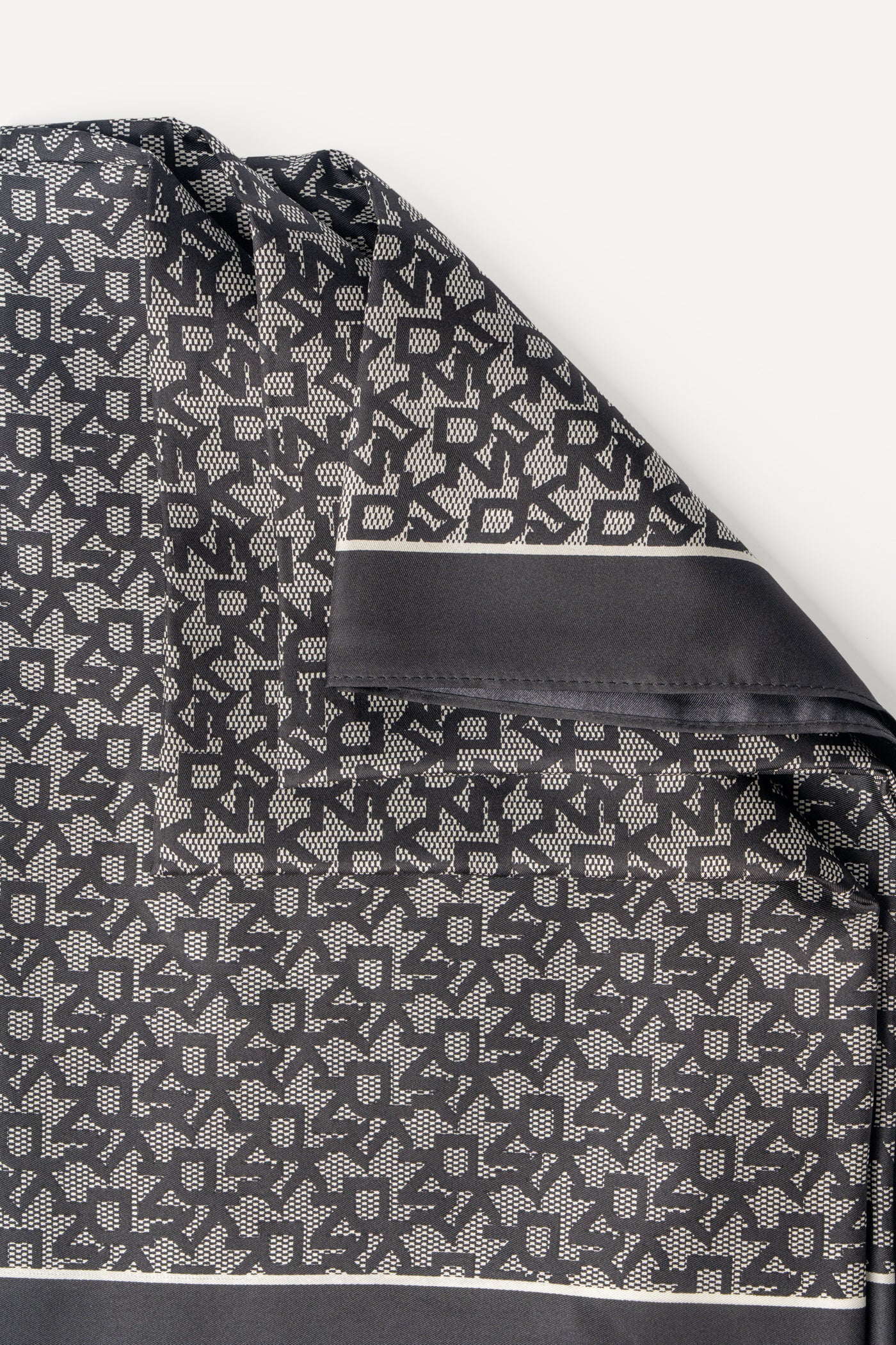 وشاح مربع بشعار عريض واضح