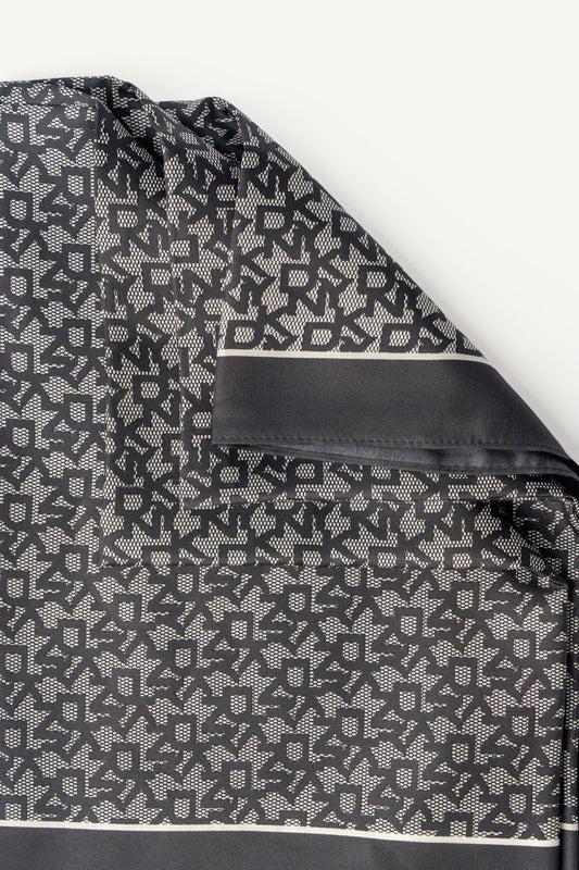 وشاح مربع بشعار عريض واضح