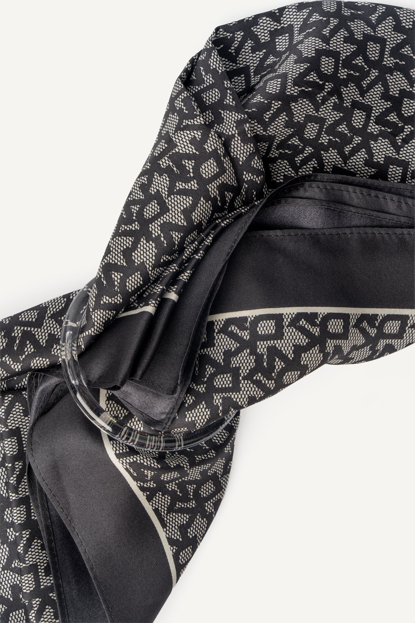 وشاح مربع بشعار عريض واضح