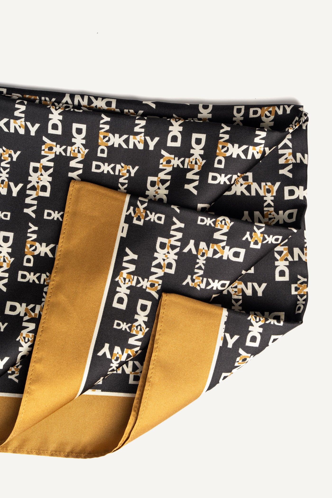 وشاح مربع بشعار